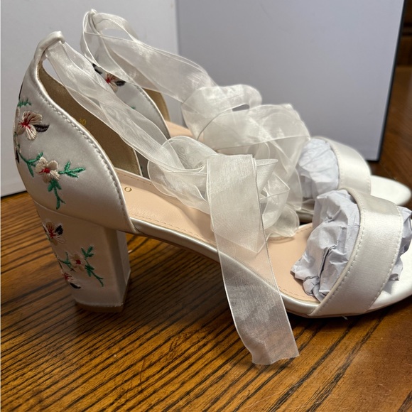 Allegra K White Embroidered Sandals. Size 10 - Picture 2 of 8